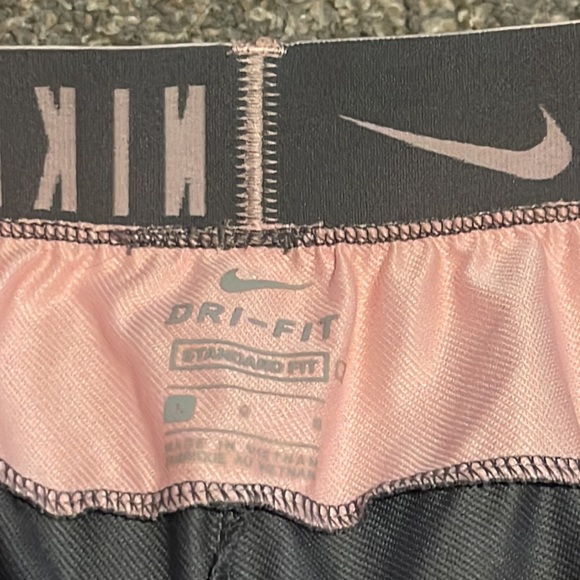 Pink/ grey nike shorts - Picture 4 of 4